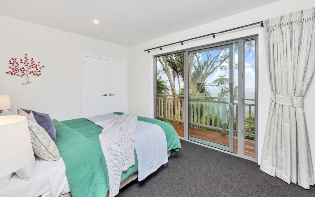 Spectacular Hilltop Retreat near Piha