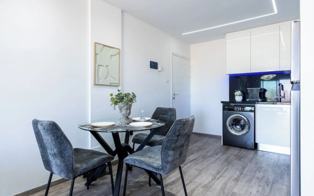 Olympus Stylish 2-BR Apt in Larnaca