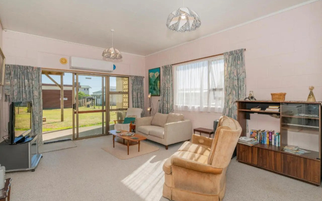 Cosy at Cooks - Cooks Beach Downstairs Holiday Unit