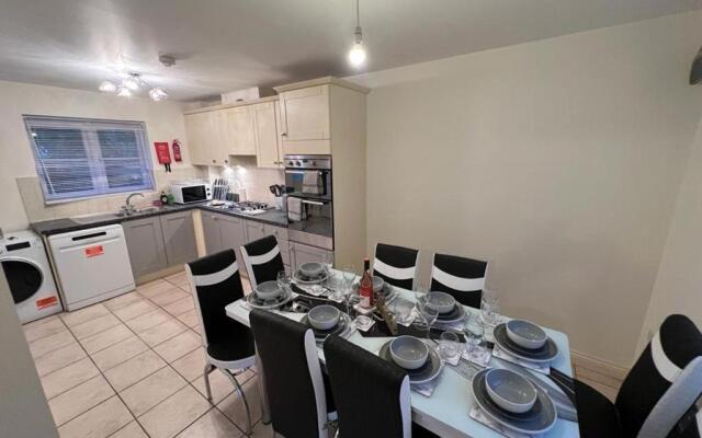 Boleyn Avenue by Incredible Stay