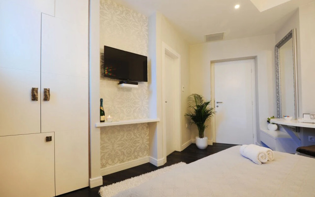 Silver & Gold Luxury Rooms