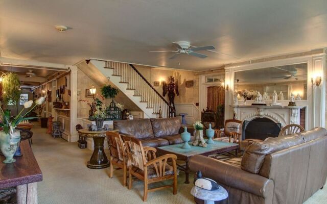 Village Latch Inn Hotel