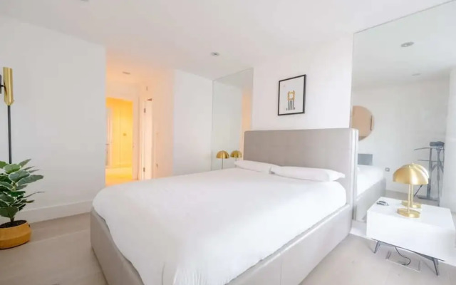 Central 2BD Flat w/ River View Balcony - Vauxhall!