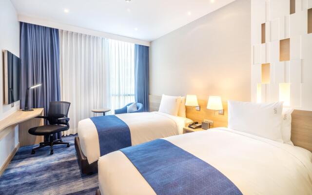 Holiday Inn Express Bangkok Soi Soonvijai by IHG