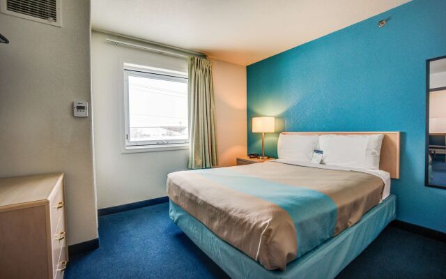 Motel 6 Red Deer, AB