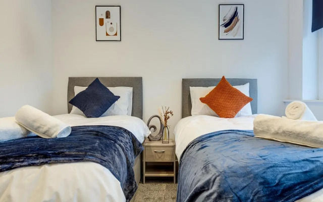 Raglan 3 Town Centre Modern Free Parking