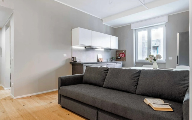 Charming flat with desk