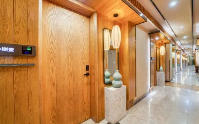 Elong Anyun Hotel (Shanghai Lujiazui Minsheng Road Subway Station)