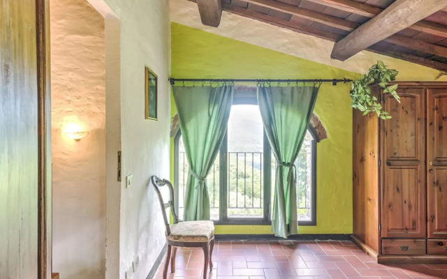 Attractive Farmhouse in Tuscany With Swimming Pool