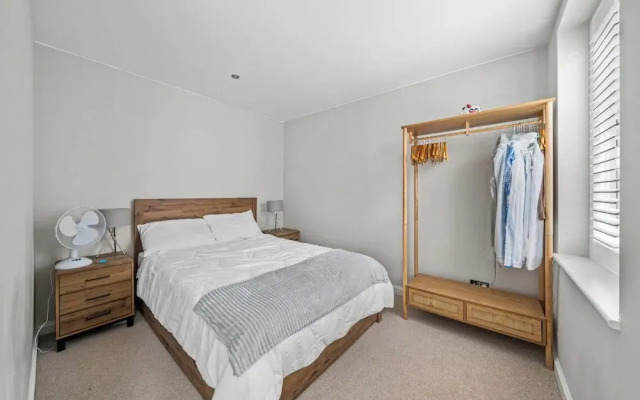 3 Bed City Centre House Sleeps 6 - Parking, Wifi