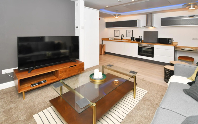Antrobus Deluxe Apartments by YourStays