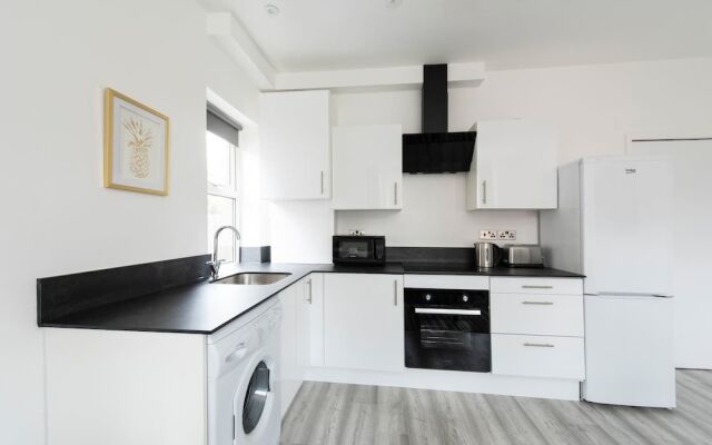 Modern Sleeps 5 - 1BR Home in Manchester