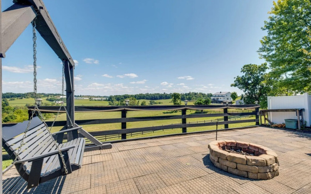 4 Mi to German Village: Studio w/ Hot Tub!