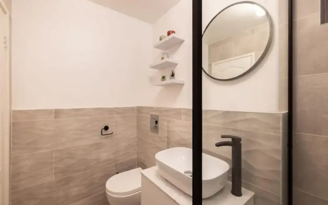 The Broxwood Way Escape - Elegant 1Bdr Apartment With Terrace