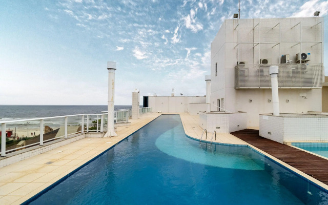 Apto em cond. a beira mar com piscina EAR0401