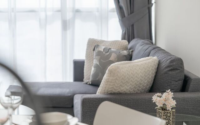 Flat With Amenities Included In Oudah Tower - Hotel in ดูไบ - Photo 2