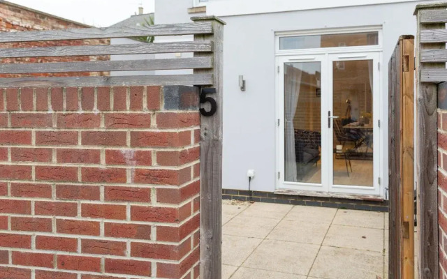 Stunning 2 BD with Patio & Free Parking