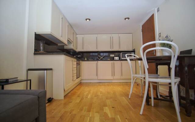 Bright, Spacious Old Town Flat for 6