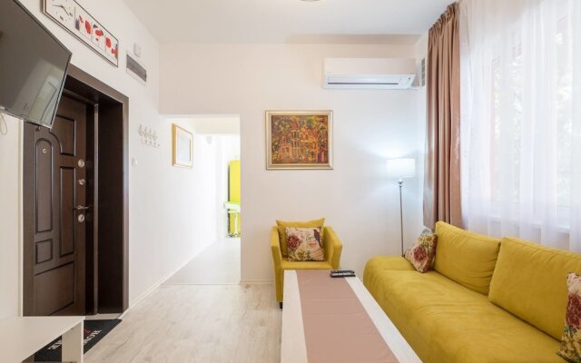 POP UP - Colourful One Bedroom Flat - TOP CENTER