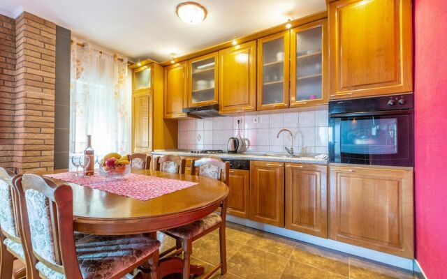 Nice Apartment in Duce With 2 Bedrooms and Wifi