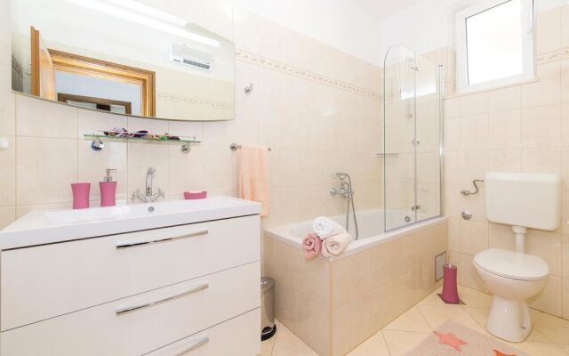 Amazing Home in Kastel Stafilic With Wifi and 3 Bedrooms