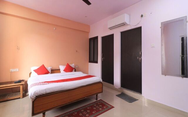 OYO 28636 Roopam Places