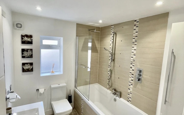 Four Corners Holiday Home with Hot Tub & Sauna