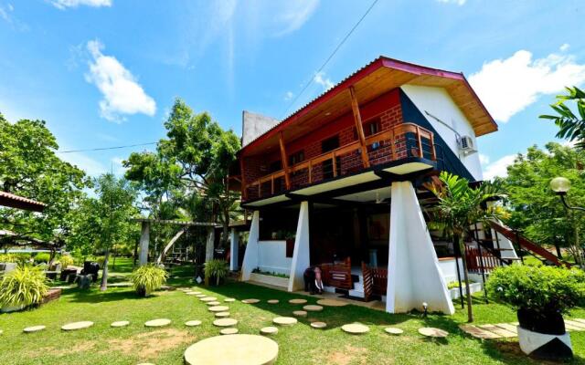Eco Hotel Black & White - Anuradhapura