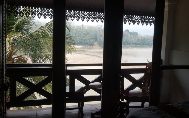 Sengmany Riverside Hotel