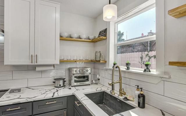 Pet-friendly Galveston Retreat < 1 Mi to Beaches!