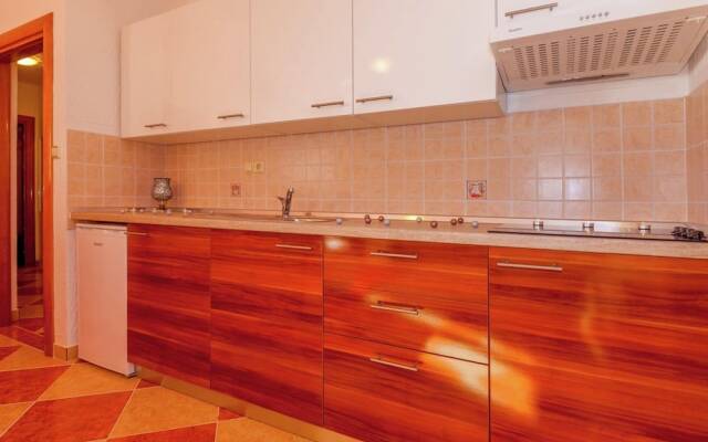 Peaceful Apartment in Dramalj with Hot Tub