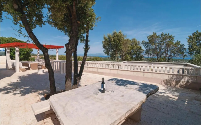 Three-Bedroom Holiday home with Sea View in Praznica