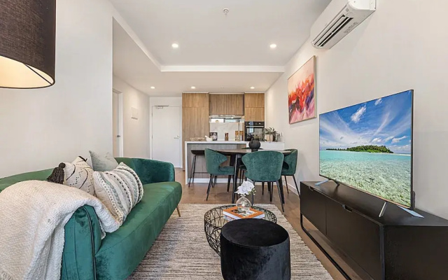 High-rise Balcony Unit With City Views, Gym, Pool