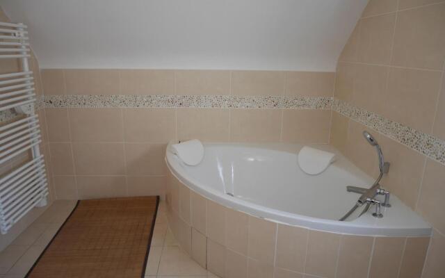 Comfortable Holiday Home With Partial sea Views, Douarnenez-treboul