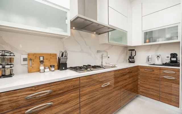 Centrally-located Luxury Home With Views Cinema