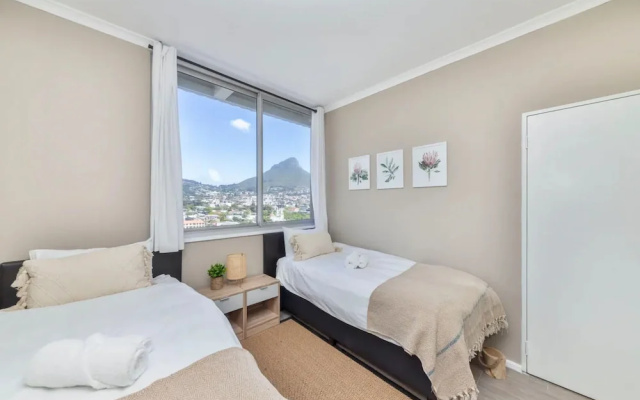 Picturesque 2BD Apartment With Table Mountain View