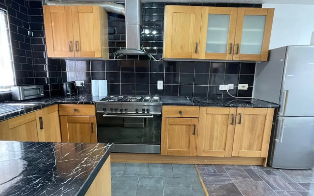 New! 4 Bedroom London House With Garden and Lawn