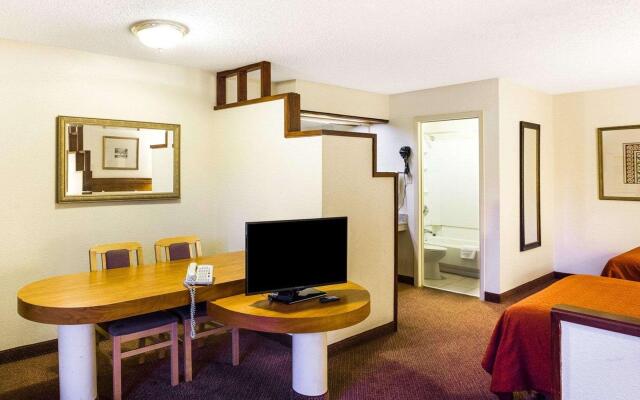 Rodeway Inn & Suites South of Fiesta Park