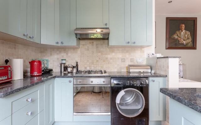 3 Bedroom Family House With Garden