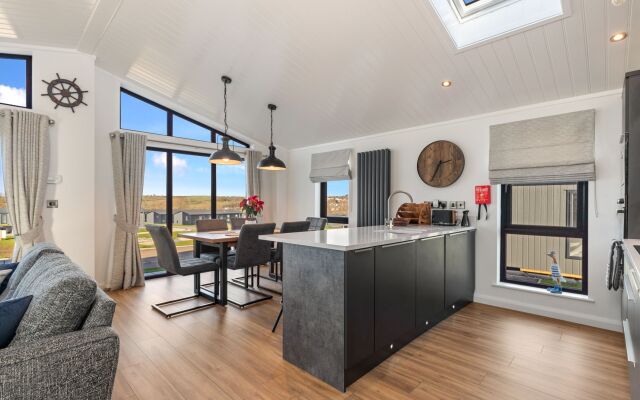 Hiraeth - Luxury Lodge With Hot Tub Close to Beach