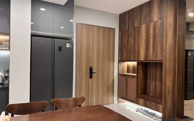 Midtown The Peak Apartment by VnHouse