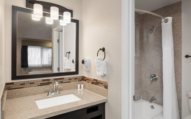 Days Inn by Wyndham Monterey Downtown