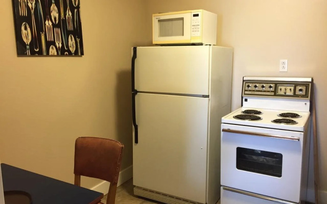 Admiral's Quay Motel & Suites