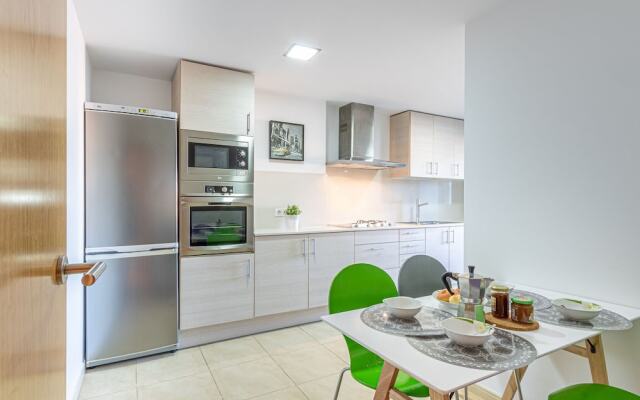 Apartment With 3 Bedrooms, sea Views and Pool