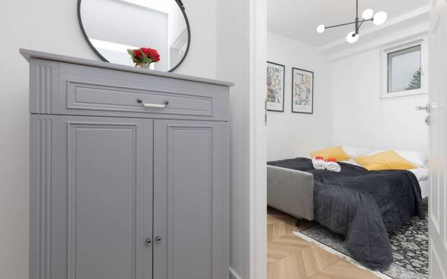 Warsaw Apartment Elekcyjna by Renters