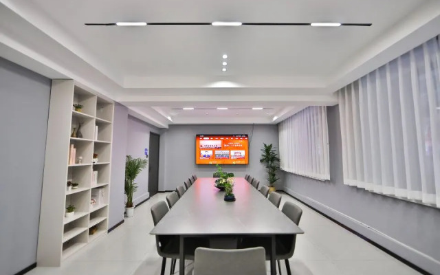 Holiday Inn Golden Hyatt (Yanji Yanbian University Department Store)