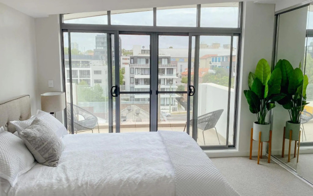 Crows Nest - Executive Penthouse - 3 Bedroom- 5km to City