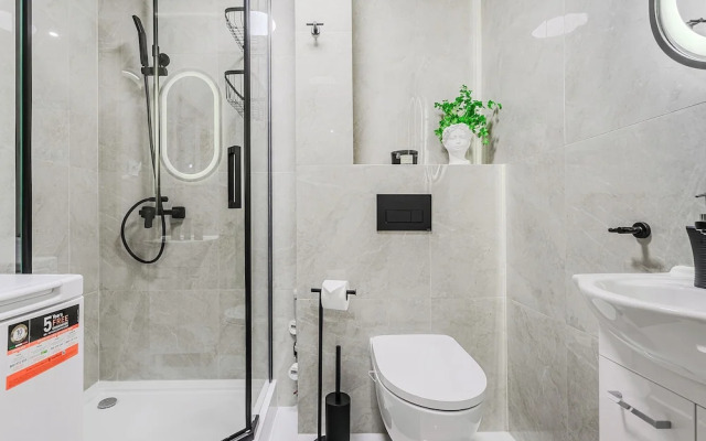 Lumina opposite the Palace of Culture