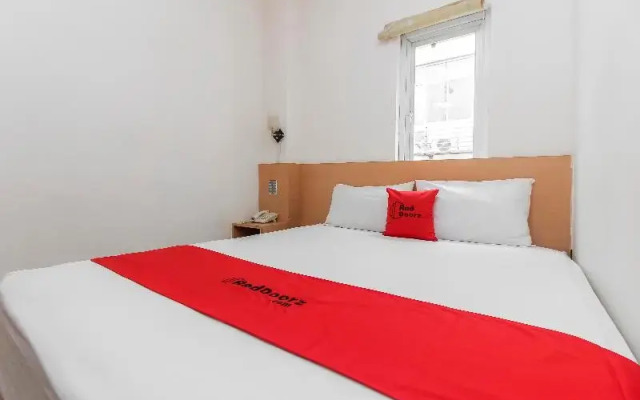 Reddoorz Plus Near Galaxy Bekasi
