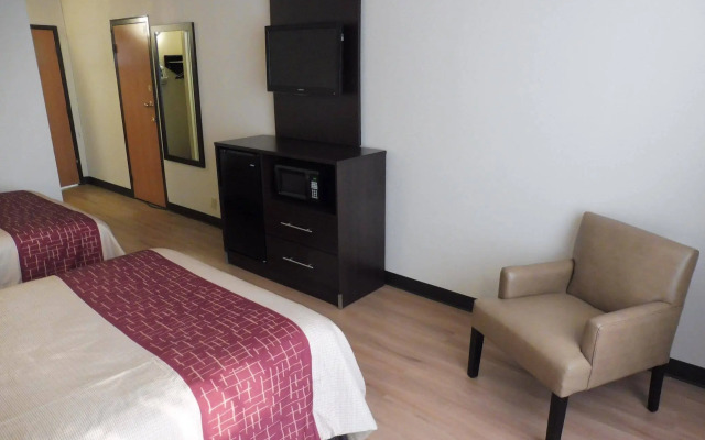 HomeTowne Studios by Red Roof & Conference Center Cortland